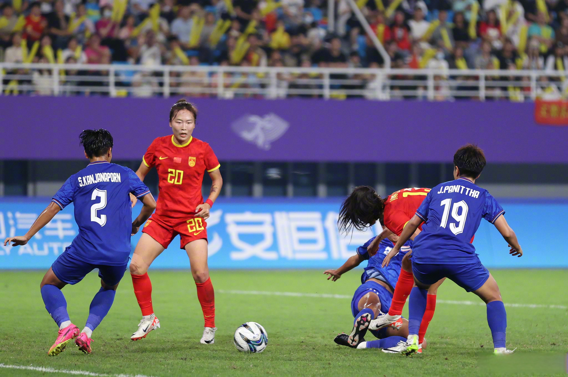 中国女足在亚洲杯半决赛中遭受来自泰国队的挑战的简单介绍 中国女足在亚洲杯半决赛中遭受来自泰国队的挑战的简单介绍