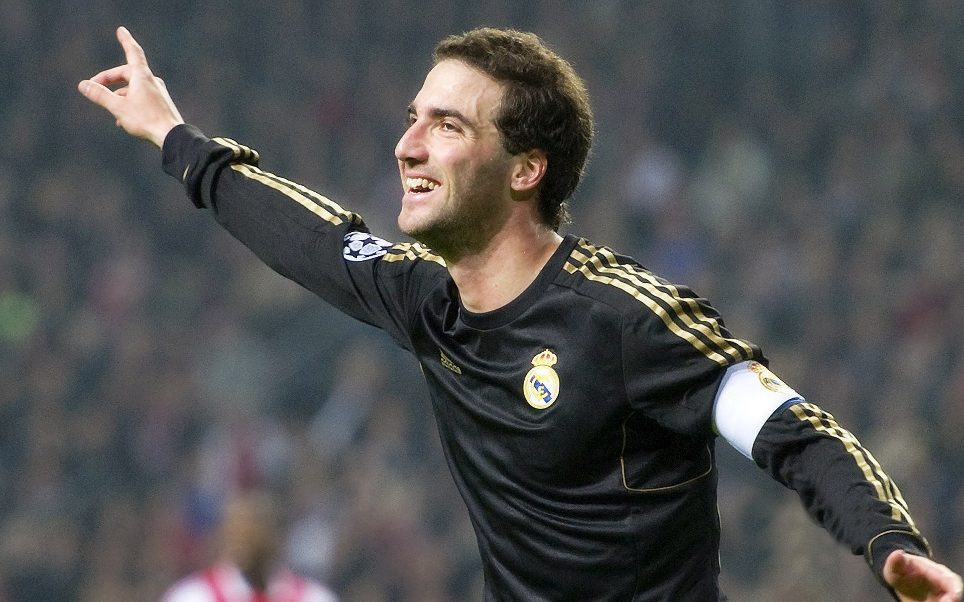 英雄联盟竞猜-绿茵场外的战争隐喻，范戴克的救赎与乌克兰对阵伊朗的足球启示