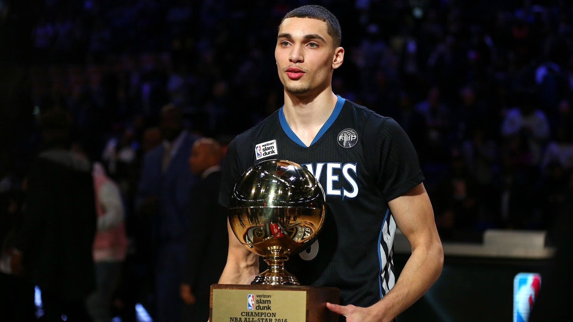 欧文攻防转换核心撕裂防线,爵士团队篮球正面击溃湖人豪华战舰